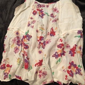 O’Neil light and fliowy tank with flowers